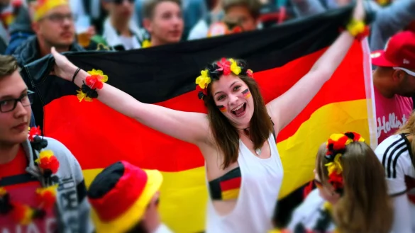 Fans feiern auf einer Public Viewing-Veranstaltung in Hannover. Einige Gro&szlig;st&auml;dte halten sich dieses Jahr beim offiziellen Public Viewing zur&uuml;ck. - &copy; Peter Steffen/Deutsche Presse-Agentur GmbH/dpa