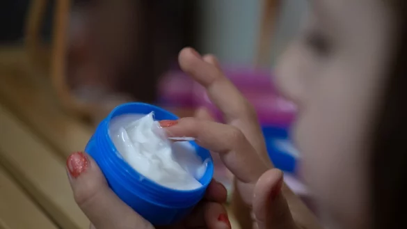 Kosmetik-Trends bei Kindern spielen eine immer gr&ouml;&szlig;ere Rolle. (Illustration) - &copy; Hendrik Schmidt/dpa