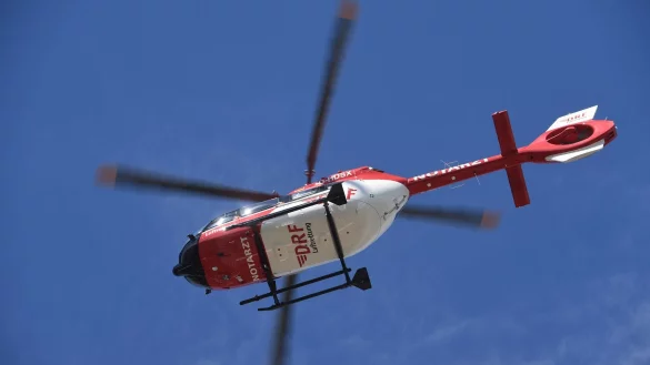 Ein Rettungshubschrauber fliegt am Himmel. - &copy; Stefan Sauer/dpa-Zentralbild/ZB/Symbolbild