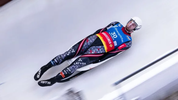 Aparjods Kristers (Lettland) f&auml;hrt durch den Eiskanal. - &copy; Marius Becker/dpa