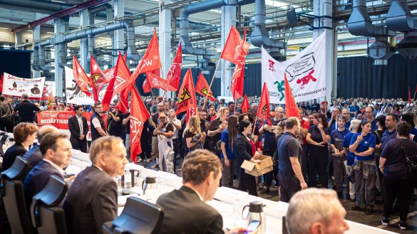 Auf der Betriebsversammlung in Wolfsburg begr&uuml;&szlig;en Mitarbeiter den Vorstand mit scharfem Protest gegen die j&uuml;ngsten Sparpl&auml;ne. - &copy; Moritz Frankenberg/dpa Pool/dpa