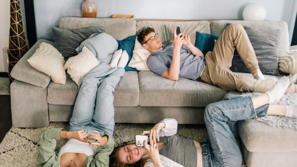 T&auml;glicher Begleiter: F&uuml;r ein leistungsstarkes Smartphone muss man nicht immer viel Geld ausgeben. - &copy; Zacharie Scheurer/dpa-tmn