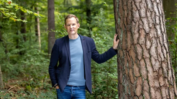 Im Kottenforst bei Bonn kann Hendrik Streeck in Ruhe telefonieren - und das tut er oft. - &copy; Thomas Banneyer/dpa
