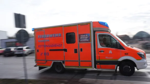 Ein Rettungswagen (RTW) der Feuerwehr f&auml;hrt mit Blaulicht zu einem Einsatz. - &copy; Marcus Brandt/dpa