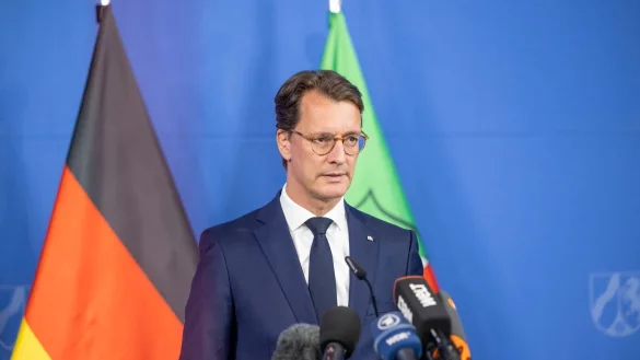 NRW-Ministerpr&auml;sident Hendrik W&uuml;st (CDU) hat nach dem Anschlag mit drei Toten in Solingen Aufkl&auml;rung gefordert. - &copy; Thomas Banneyer/dpa