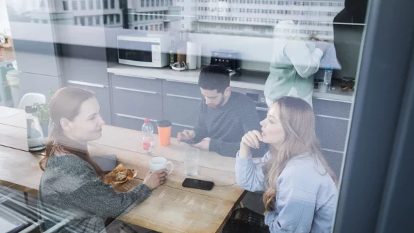 Die Meinungsfreiheit macht vor dem Arbeitsrecht keinen Halt. Es gibt aber dennoch Grenzen für das, was an Politik am Arbeitsplatz erlaubt ist. - © Christin Klose/dpa-tmn