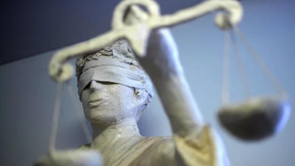 Die Statue Justitia ist in einem Amtsgericht zu sehen. - &copy; Peter Steffen/dpa/Symbolbild