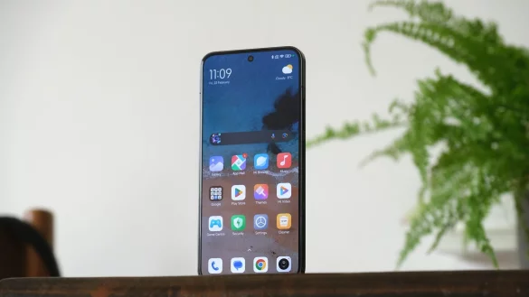 Das Xiaomi 14 verbreitet wahrscheinlich mehr iPhone-Feeling als jedes andere Android-Smartphone. - &copy; Coman Hamilton/dpa