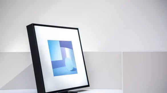 Samsungs Music Frame sieht wie ein Bilderrahmen aus, und man kann ihn ins Regal stellen oder an die Wand h&auml;ngen. - &copy; Zacharie Scheurer/dpa-tmn