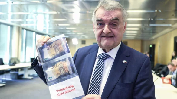 Nordrhein-Westfalens Innenminister Herbert Reul zeigt eingef&auml;rbte Banknoten. - &copy; Oliver Berg/dpa