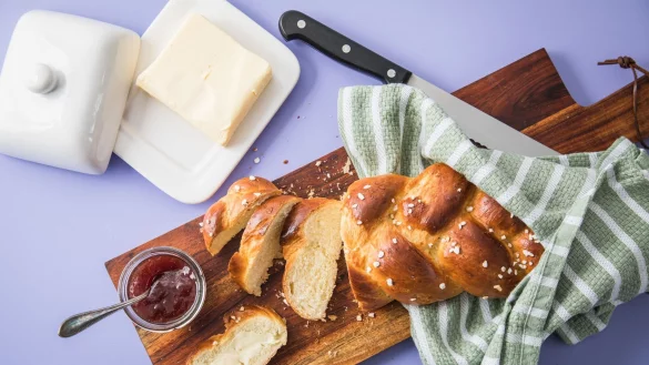 Frisch aus dem Ofen: Der mit Hagelzucker bestreute Hefezopf wird aufgeschnitten und am besten mit Butter oder Erdbeer-Marmelade bestrichen. - &copy; Christin Klose/dpa-tmn/dpa