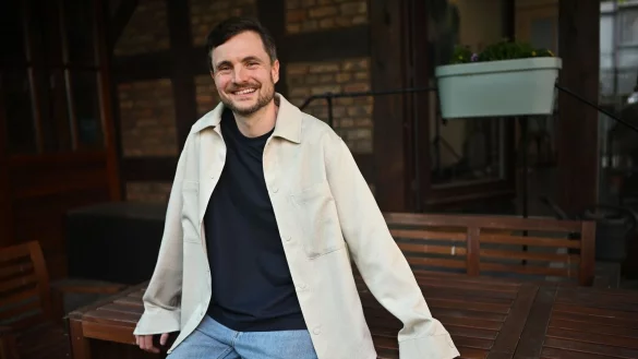 Der Comedian Phil Laude sitzt im Hof seines Studios in der K&ouml;lner Innenstadt. - &copy; Henning Kaiser/dpa/Archivbild