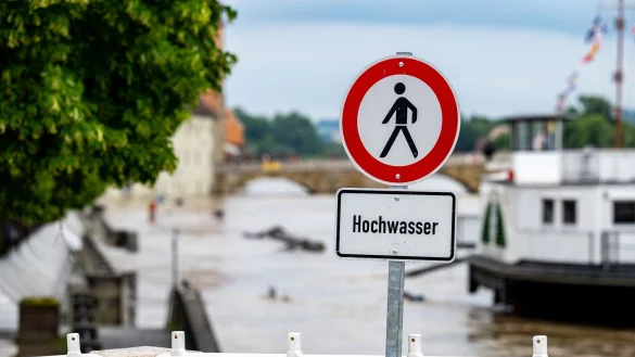 Seit Tagen k&auml;mpfen Helfer in Bayern und Baden-W&uuml;rttemberg gegen die Flut und ihre Folgen. - &copy; Armin Weigel/dpa