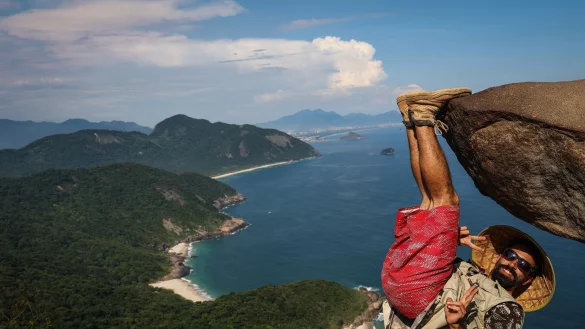 Ein Mann hängt für ein Bild an dem Felsen «Pedra do Telegrafo» bei Rio de Janeiro. - © Aline Massuca/