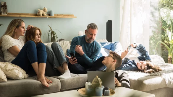 &laquo;Papa, Mama, diese Nachrichten besch&auml;ftigen mich.&raquo; In solchen Situationen sollten Eltern ein offenes Ohr haben, in Ruhe erkl&auml;ren und Zuversicht ausstrahlen. - &copy; Christin Klose/dpa-tmn/dpa