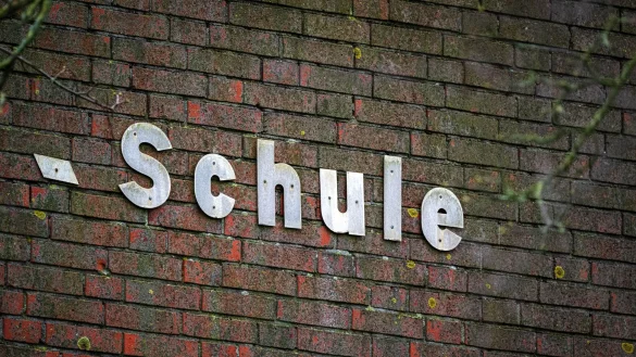 Fast jedes zweite Kind aus der vierten Klasse sagt einer Studie zufolge, es sei schon mal geschlagen worden oder jemand habe ihm in der Schule etwa durch Schubsen oder Treten wehgetan. - &copy; Sina Schuldt/dpa