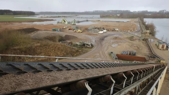 Ein F&ouml;rderband transportiert Sand am Baggersee der Weeze Kies GmbH & Co.KG der H&uuml;lskens Holding. - &copy; Oliver Berg/dpa