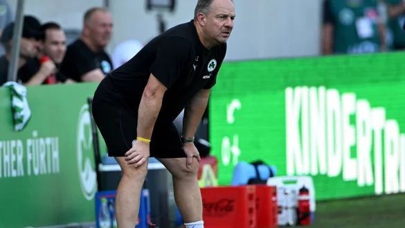 Die Leistung seines Torwarts regt Alexander Zorniger schwer auf. - &copy; Jens Niering/dpa