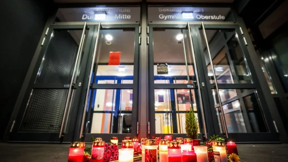 Trauer und Schock an der Gesamtschule sind gewaltig. - © Christoph Reichwein/dpa