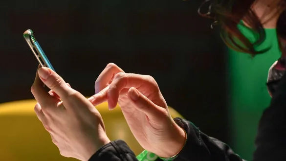 Zu teuer, zu alt: Im Zeitalter des Messengerdienste hat die klassische MMS ausgedient. Einige Netzanbieter haben sie aber immer noch im Programm. - &copy; Jens Kalaene/dpa-Zentralbild/dpa-tmn