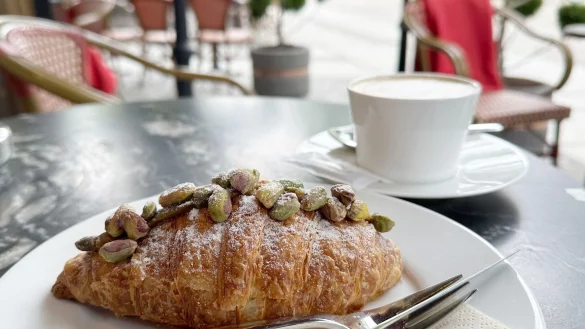 Lecker: Pistazien erfreuen sich in vielerlei Form gro&szlig;er Beliebtheit, wie hier Croissant-F&uuml;llung und -Belag. - &copy; Gregor Tholl/dpa