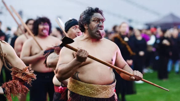 Bei dem Maori-Ritual spielen Mimik, Gestik und die Zunge eine große Rolle. - © -/Smoke Photo And Video/dpa
