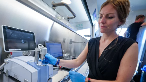 Laborleitetin Anja Gummesson untersucht in einem mobilen Speziallabor auf dem Musikfestival Fusion Drogenpillen von Festivalg&auml;sten auf gef&auml;hrliche Substanzen. - &copy; Jens B&uuml;ttner/dpa
