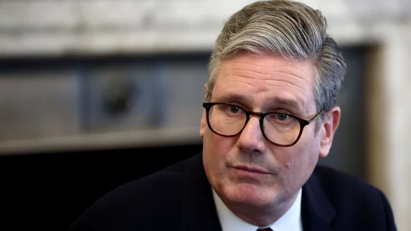 Keir Starmer musste sich erst mit seinen Kindern über das neue Haustier einigen. - © Henry Nicholls/PA Wire/dpa