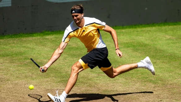 Alexander Zverev spielt mit einer Vorhand den Ball. - &copy; David Inderlied/dpa