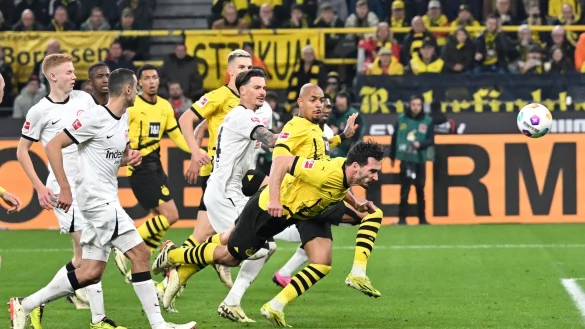 Mats Hummels von Dortmund (r) k&ouml;pft den Ball zum 2:1. - &copy; Bernd Thissen/dpa