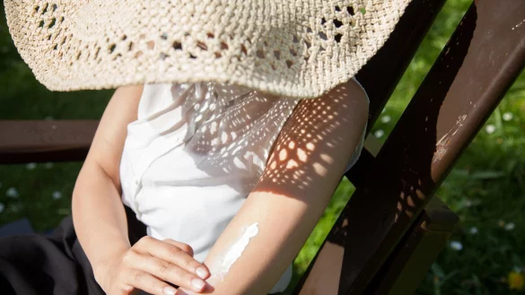 Die Stiftung Warentest hat 20 Sonnenschutzprodukte mit Lichtschutzfaktor 30 bis 50+ gepr&uuml;ft, unter anderem auf UV-Schutz, Konservierungs- und kritische Inhaltsstoffe. - &copy; Christin Klose/dpa-tmn