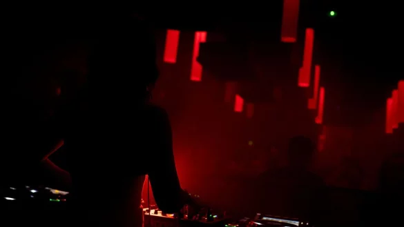 Nachts in einem Berliner Club: Nicht immer wei&szlig; man, wo die n&auml;chste Party steigt. - &copy; Fabian Sommer/dpa/dpa-tmn