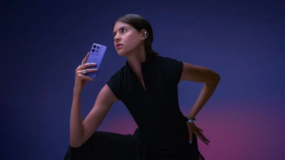 Das Edge 50 Pro von Motorola hat ein schlankes Design und die Rückseite aus Kunstleder, unter anderem beim Farbton Luxe Lavender, ist ein Handschmeichler. - © Motorola/dpa-tmn