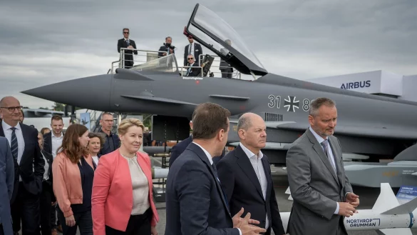 Bundeskanzler Olaf Scholz (SPD,2.v.r) auf der Internationalen Luft- und Raumfahrtausstellung (ILA) vor einem mit einem Taurus-Marschflugk&ouml;rper best&uuml;ckten Eurofighter. - &copy; Kay Nietfeld/dpa