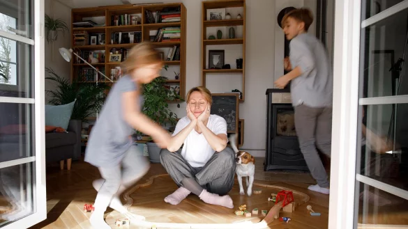 Kita, Kochen, wom&ouml;glich noch Kollegen-Stress: Wenn alles zu viel wird, k&ouml;nnen M&uuml;tter die Notbremse ziehen. - &copy; Katharina Mikhrin/Westend61/dpa-tmn