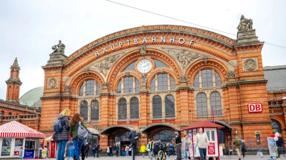Der Zugverkehr zwischen Hamburg und Bremen läuft wieder. (Symbolbild) - © Sina Schuldt/dpa