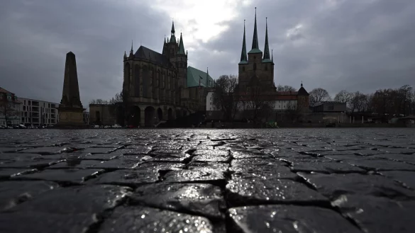 Der katholische Mariendom und die Severikirche auf dem Domplatz in Erfurt. - &copy; Martin Schutt/dpa