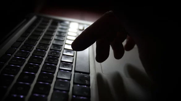 Ein Sprecher des Chaos Computer Clubs (CCC) bestätigte dem «Spiegel», dass der Hacker einen kritischen Punkt im eID-Verfahren auf mobilen Geräten aufgezeigt habe. - © Karl-Josef Hildenbrand/dpa