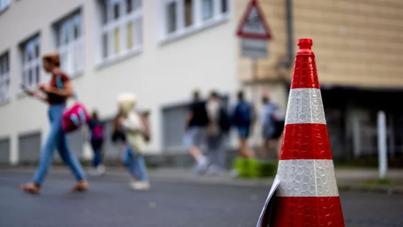 Um den &laquo;Elterntaxis&raquo; etwas entgegenzusetzen, m&uuml;ssen dem St&auml;dtetag zufolge individuelle L&ouml;sungen her - zum Beispiel tempor&auml;re Stra&szlig;ensperrungen. - &copy; Christoph Reichwein/dpa