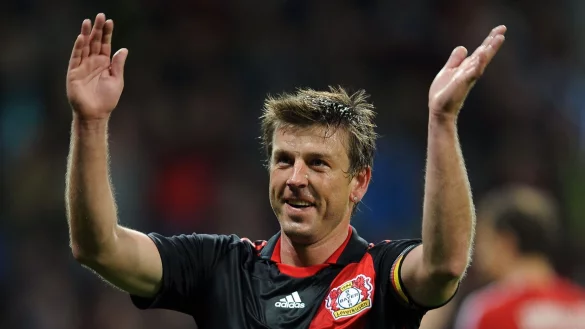 Bernd Schneider aus Leverkusen klatscht. - &copy; Achim Scheidemann/dpa/Archivbild