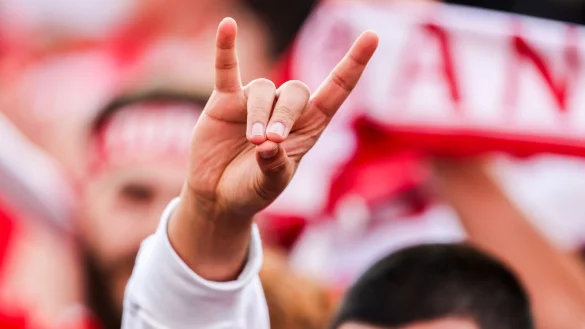 Zumindest an Bayerns Schulen ist der Schweigefuchs weiterhin erlaubt. Im Gegensatz zum Fu&szlig;ballplatz: Hier sorgte die Handgeste - verstanden als Wolfsgru&szlig; - f&uuml;r einen Eklat. (Archivbild) - &copy; Christoph Reichwein/dpa