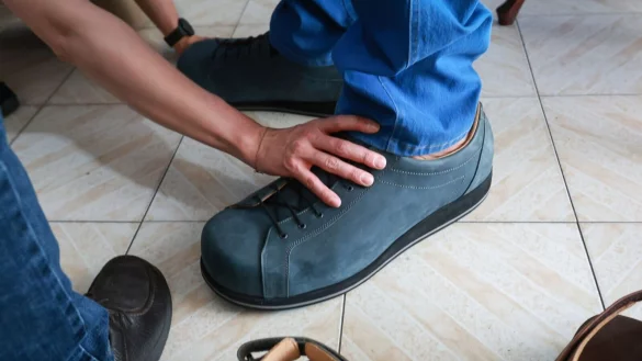 Seit vielen Jahrzehnten beschenkt Georg Wessels die gr&ouml;&szlig;ten Menschen der Welt mit passendem Schuhwerk. - &copy; Jesus Vargas/dpa