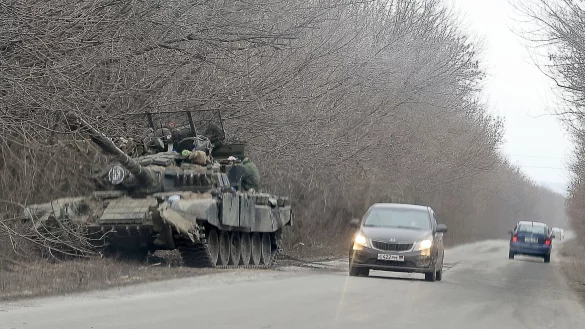 Russische Truppen am 24. Februar 2022 beim Einmarsch in die Ukraine. - &copy; Alexander Ryumin/TASS/dpa