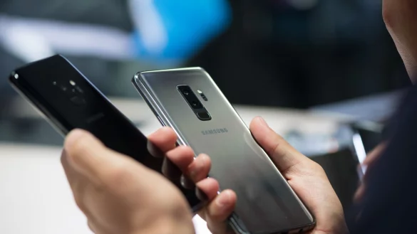 Sicherheitsrisiko: Manche Smartphones haben das Support-Ende erreicht, sensible Daten sollten darüber nicht mehr abgerufen werden. - © Andrea Warnecke/dpa-tmn