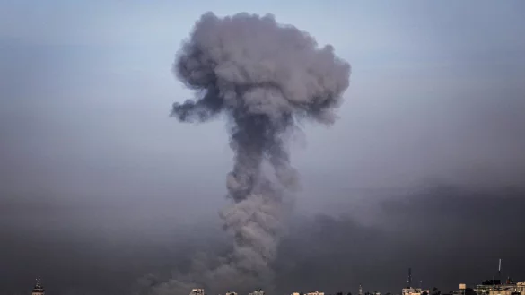 Rauch steigt nach einem israelischen Luftangriff über der Stadt Chan Junis im Gazastreifen auf. - © Abed Rahim Khatib/dpa