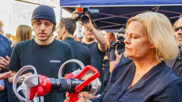 Nancy Faeser (SPD) bei dem zweiten Bevölkerungsschutztag von Bund und Ländern in Wiesbaden. Hier konnten sich Bürgerinnen und Bürger über gute Krisenvorsorge und Engagement im Ehrenamt informieren. - © Andreas Arnold/dpa