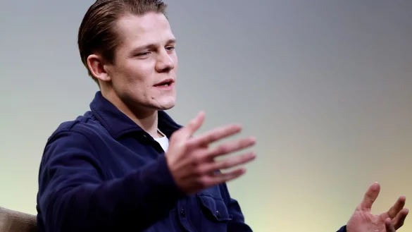 Schauspieler Max von der Groeben bei einem Interview im Studio der DPA. - &copy; Carsten Koall/dpa