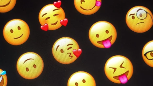 F&uuml;lle von M&ouml;glichkeiten: Emojis auf einem Smartphone (Archivbild) - &copy; J&ouml;rg Carstensen/dpa