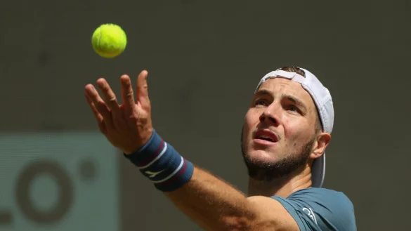 Jan-Lennard Struff wirft den Ball. - &copy; Friso Gentsch/dpa