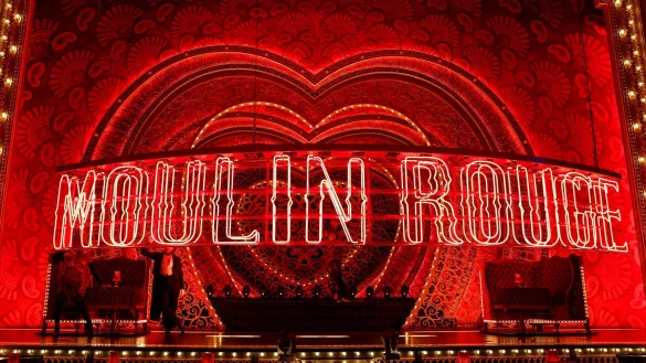 Das B&uuml;hnenbild des Musicals &laquo;Moulin Rouge&raquo; im K&ouml;lner Musical Dome orientiert sich an dem ber&uuml;hmten Variete in Paris. - &copy; Thomas Banneyer/dpa